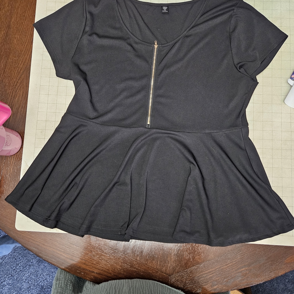 SHEIN Black Short-Sleeve Peplum Top with Front Zip